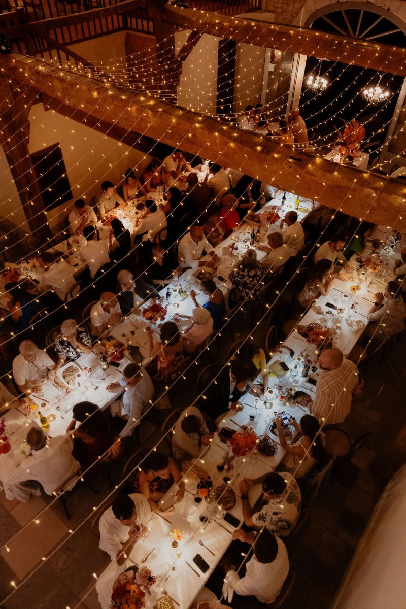 Diner dans la salle du Domaine de Tilh